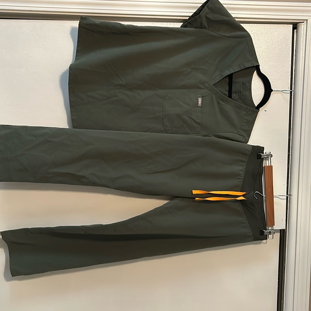 SOLD 🚩🚩Figs Dark Green Scrub Set